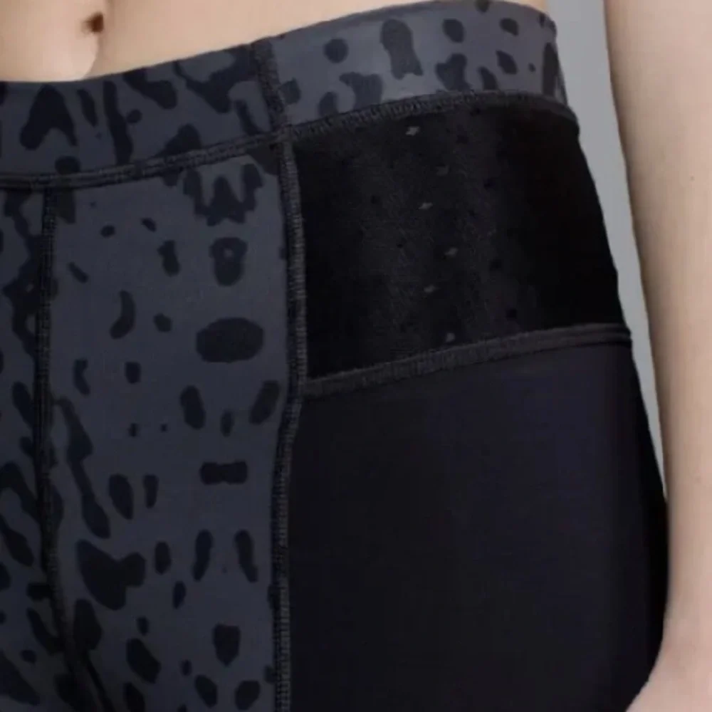 Lululemon Just Breathe animal swirl deep coal print compressionleggings Sz-2 H20